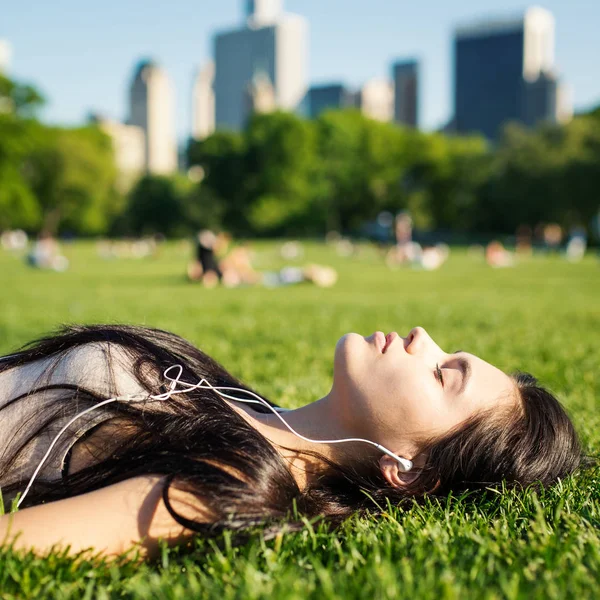 Jeune Femme Relaxante Central Park Allongée Sur Herbe Écoutant Musique — Photo