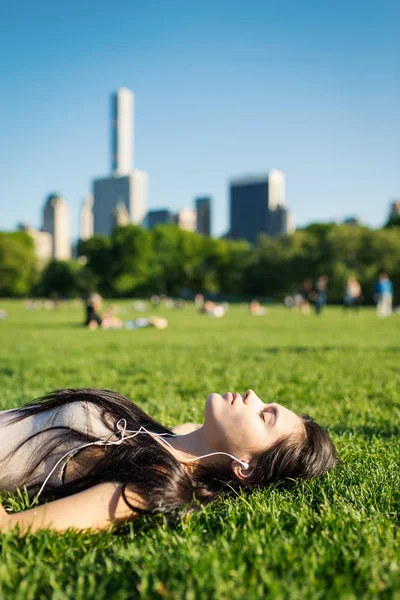 Jonge Vrouw Ontspannen Central Park Liggend Het Gras Luisteren Naar — Stockfoto