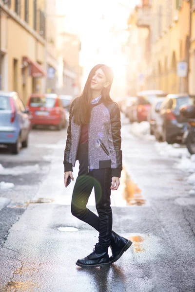 Brünette Frauenporträt Posiert Auf Der Straße Hintergrundbeleuchtung Gefiltertes Bild — Stockfoto