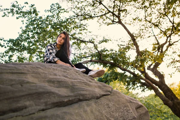 Central Park Büyük Bir Kayanın Üzerinde Dinlenen Genç Güzel Kadının — Stok fotoğraf