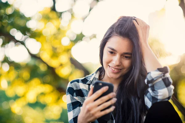 セントラルパークでスマートフォンを持つ美しい女性の肖像 ニューヨーク フィルタリングされた画像 — ストック写真