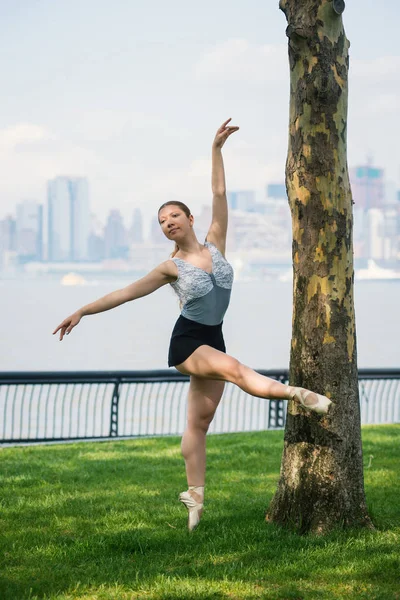 Jeune Belle Ballerine Dansant Long New Jersey Waterfront Park Avec — Photo