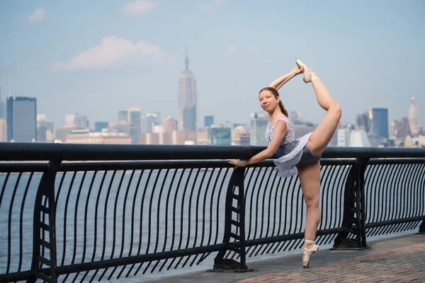 年轻美丽的芭蕾舞演员在新泽西海滨跳舞 背景是纽约的天际线 Ballerina项目 — 图库照片