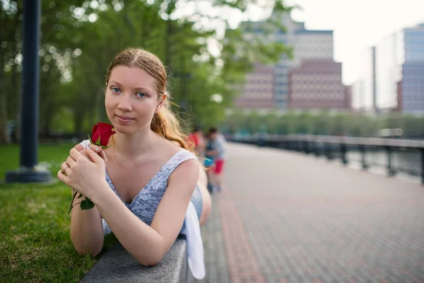 Ung Vacker Ballerina Porträtt Med Röd Ros New Jersey Waterfront — Stockfoto