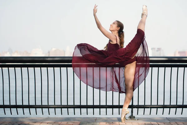 Jovem Bela Bailarina Dançando Longo Orla Nova Jersey Com Horizonte — Fotografia de Stock