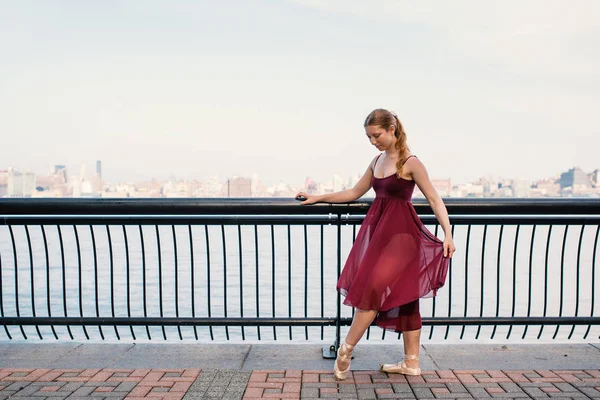 Ung Vacker Ballerina Dans Längs New Jersey Vattnet Med New — Stockfoto