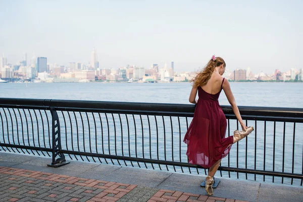 Young Beautiful Ballerina Dancing New Jersey Waterfront New York Skyline — Stock Photo, Image
