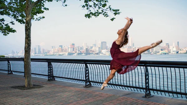 Defocused Jonge Mooie Ballerina Dansen Langs New Jersey Waterkant Met — Stockfoto