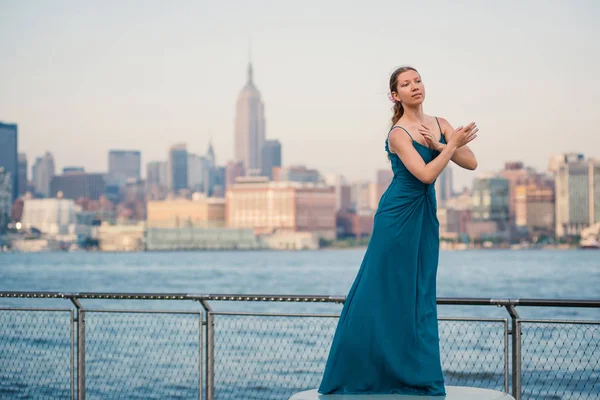 Young Beautiful Ballerina Dancing New Jersey Waterfront New York Skyline — Stock Photo, Image
