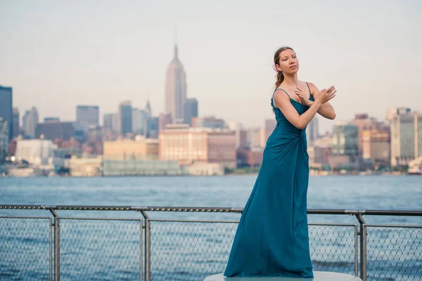 Jovem Bela Bailarina Dançando Longo Orla Nova Jersey Com Horizonte — Fotografia de Stock