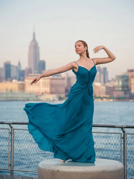 Junge Schöne Ballerina Tanzt Entlang Der Neuen Uferpromenade Mit New — Stockfoto
