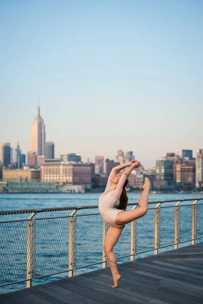 Jonge Mooie Ballerina Dansend Langs Waterkant Van New Jersey Met — Stockfoto