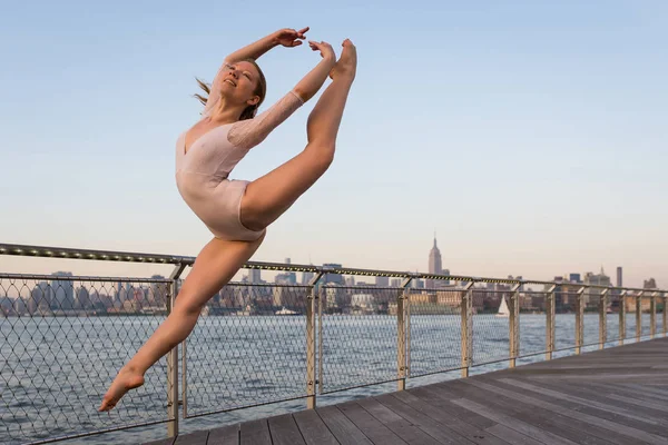 年轻美丽的芭蕾舞演员在新泽西海滨跳舞 背景是纽约的天际线 Ballerina项目 — 图库照片