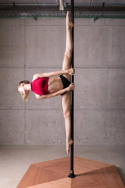 Hermosa Mujer Realizando Pole Dance Disparo Con Fondo Hormigón Industrial — Foto de Stock