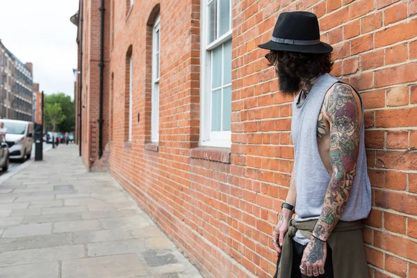 Ung Tatuerad Man Porträtt Mot Tegelvägg Shoreditch Stadsdel London Storbritannien — Stockfoto
