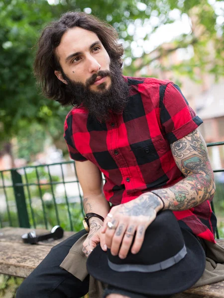 Ung Tatuerad Man Porträtt Park Shoreditch Stadsdel London Storbritannien Hipsterstil — Stockfoto