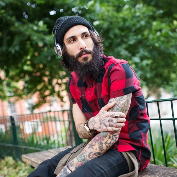 Jeune Homme Tatoué Portrait Avec Casque Dans Parc Shoreditch Borough — Photo