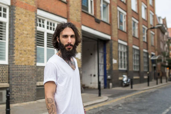 Intensivt Porträtt Ung Tatuerad Man Gatan Shoreditch Borough London Hipster — Stockfoto