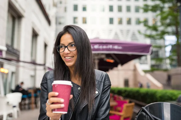 Sonriente joven mujer de negocios de raza mixta retrato al aire libre en Caná — Foto de Stock
