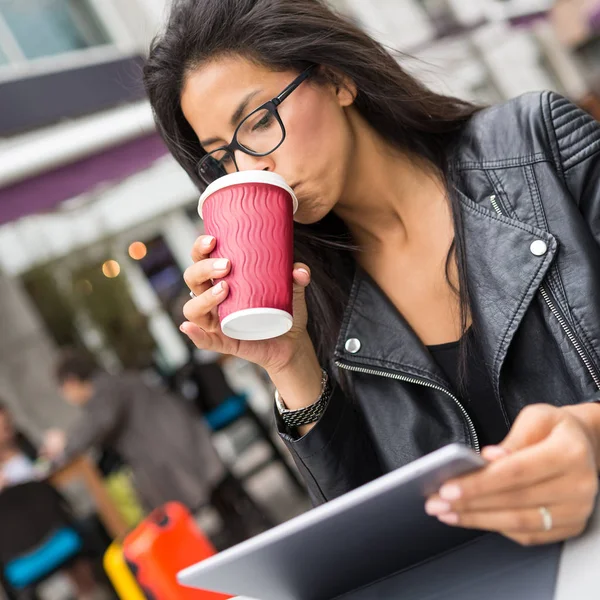 Retrato joven mujer de negocios mixta al aire libre en Canary Wharf — Foto de Stock