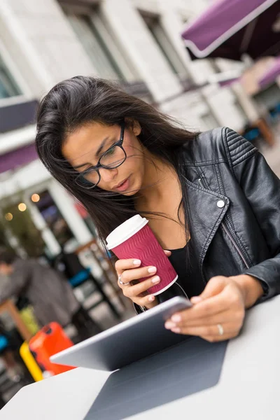 Young mixed race businesswoman portrait outdoors in Canary Wharf — Stock Photo, Image