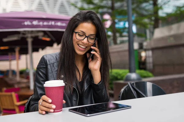 Young mixed race businesswoman portrait outdoors in Canary Wharf — Stock Photo, Image