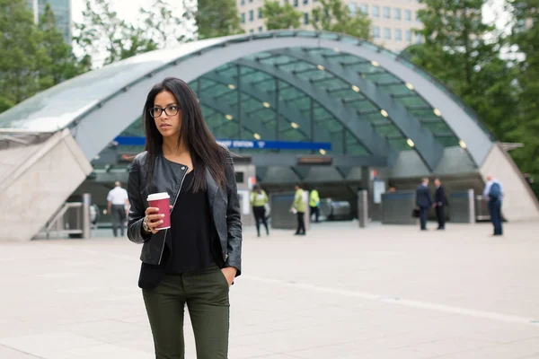 Ung blandras affärskvinna porträtt utomhus i Canary Wharf — Stockfoto