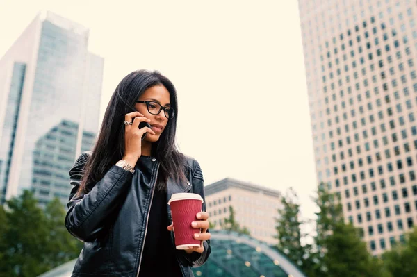 Retrato joven mujer de negocios mixta al aire libre en Canary Wharf —  Fotos de Stock