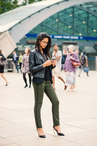 Young mixed race businesswoman portrait outdoors in Canary Wharf — Stock Photo, Image