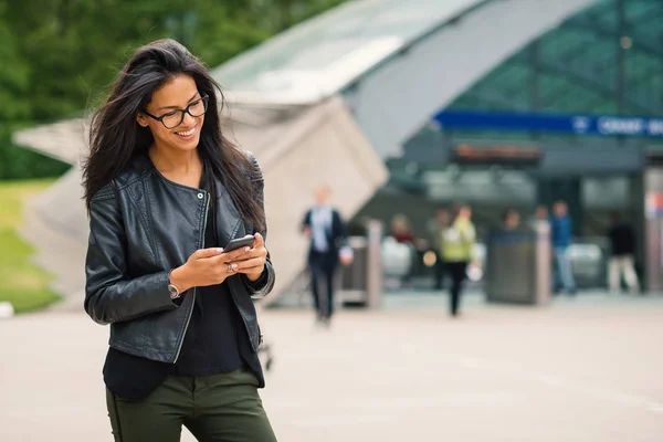 Young mixed race businesswoman portrait outdoors in Canary Wharf — 스톡 사진