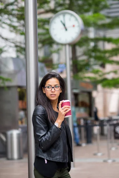 Junge gemischte Rasse Geschäftsfrau Porträt im Freien in Kanarienvogel Kai — Stockfoto