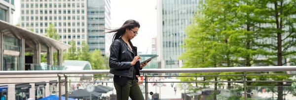 Imagen panorámica de la joven mujer de negocios mestiza retrato outdo —  Fotos de Stock