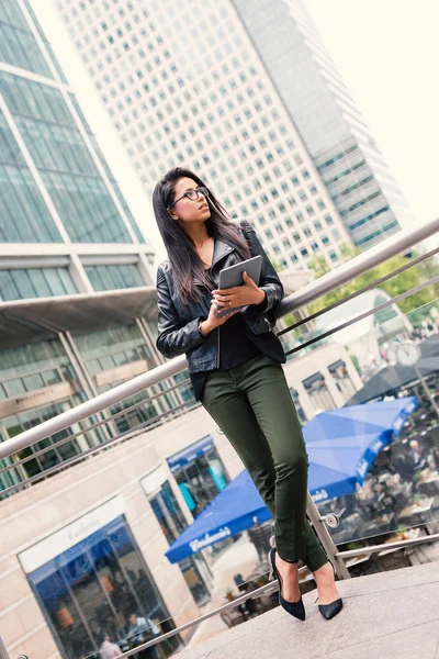 Jonge gemengde ras zakenvrouw portret buiten in Canary Wharf — Stockfoto