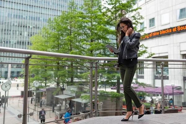 Retrato joven mujer de negocios mixta al aire libre en Canary Wharf — Foto de Stock
