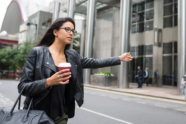 Jong gemengd ras zakenvrouw portret op zoek naar een taxi outdo — Stockfoto