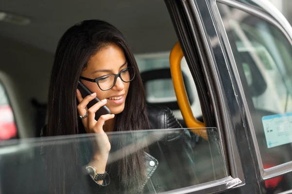 Retrato joven mujer de negocios mixta dentro de un taxi en Canarias — Foto de Stock