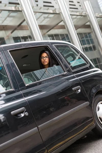 Retrato joven mujer de negocios mixta dentro de un taxi en Canarias —  Fotos de Stock