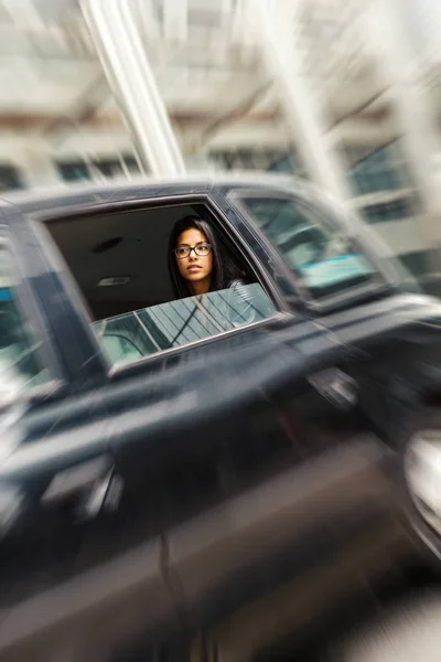 Młoda mieszana rasa businesswoman portret wewnątrz taksówki w Kanaryjskim — Zdjęcie stockowe