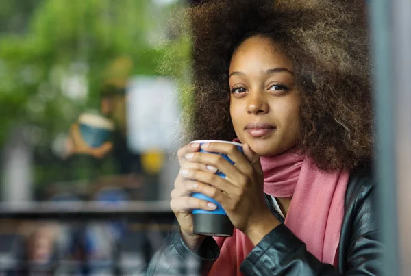 Gelukkige Jonge Vrouw Portret Koffie Drinken Een Café Afbeelding Die — Stockfoto