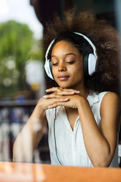 Portrait Jeune Femme Relaxant Écoutant Musique Dans Café Image Prise — Photo