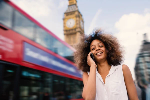 Retrato de mujer joven en Londres en el puente de Westminster hablando en — Foto de Stock