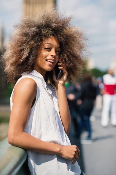 Mujer joven y feliz hablando por teléfono en Londres en Westminster —  Fotos de Stock