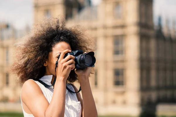 Young woman with camera taking photos in London on Westminster b — Stock Photo, Image