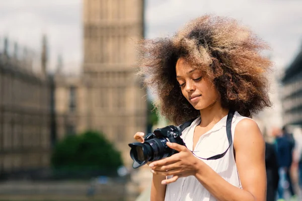 Mujer joven con cámara tomando fotos en Londres en Westminster b —  Fotos de Stock