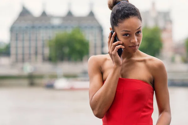 Joven mujer de negocios de raza mixta retrato al aire libre en Londres talki —  Fotos de Stock