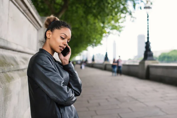 Joven mujer de negocios de raza mixta retrato al aire libre en Londres talki — Foto de Stock
