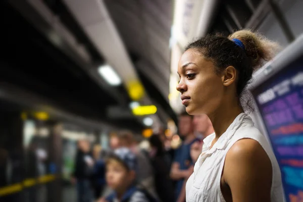 Retrato de mujer joven dentro de la clandestinidad en Londres esperando tr —  Fotos de Stock