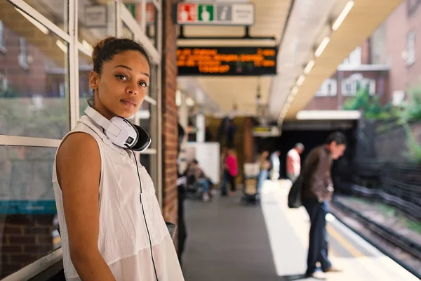 Joven Hermosa Mujer Escuchando Música Auriculares Londres —  Fotos de Stock