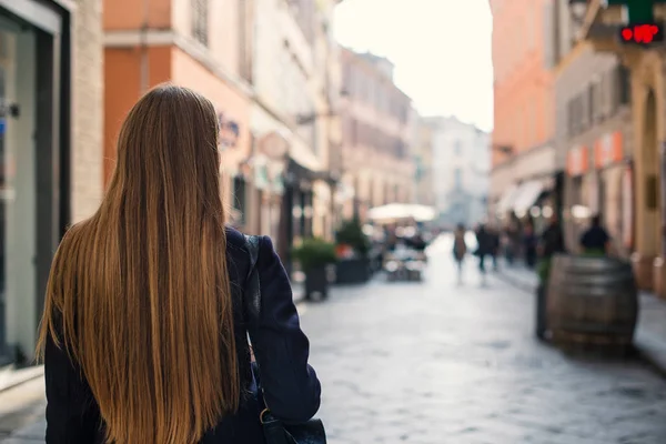 Retrato de mujer rubia joven caminando en la calle vista desde b —  Fotos de Stock