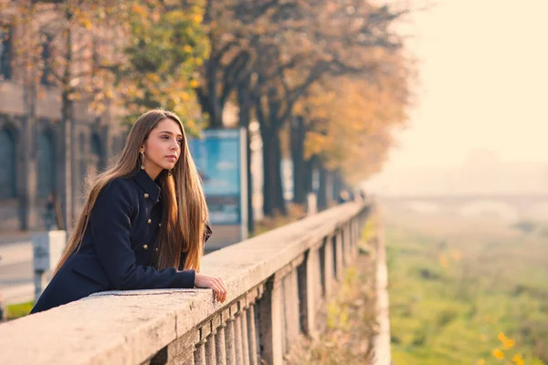 Retrato de una joven rubia al aire libre en un parque en otoño. Fil. —  Fotos de Stock